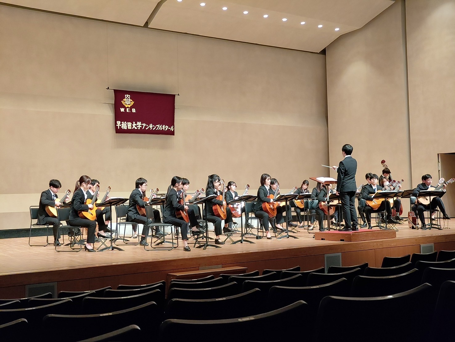 早稲田大学アンサンブルギタール 写真2